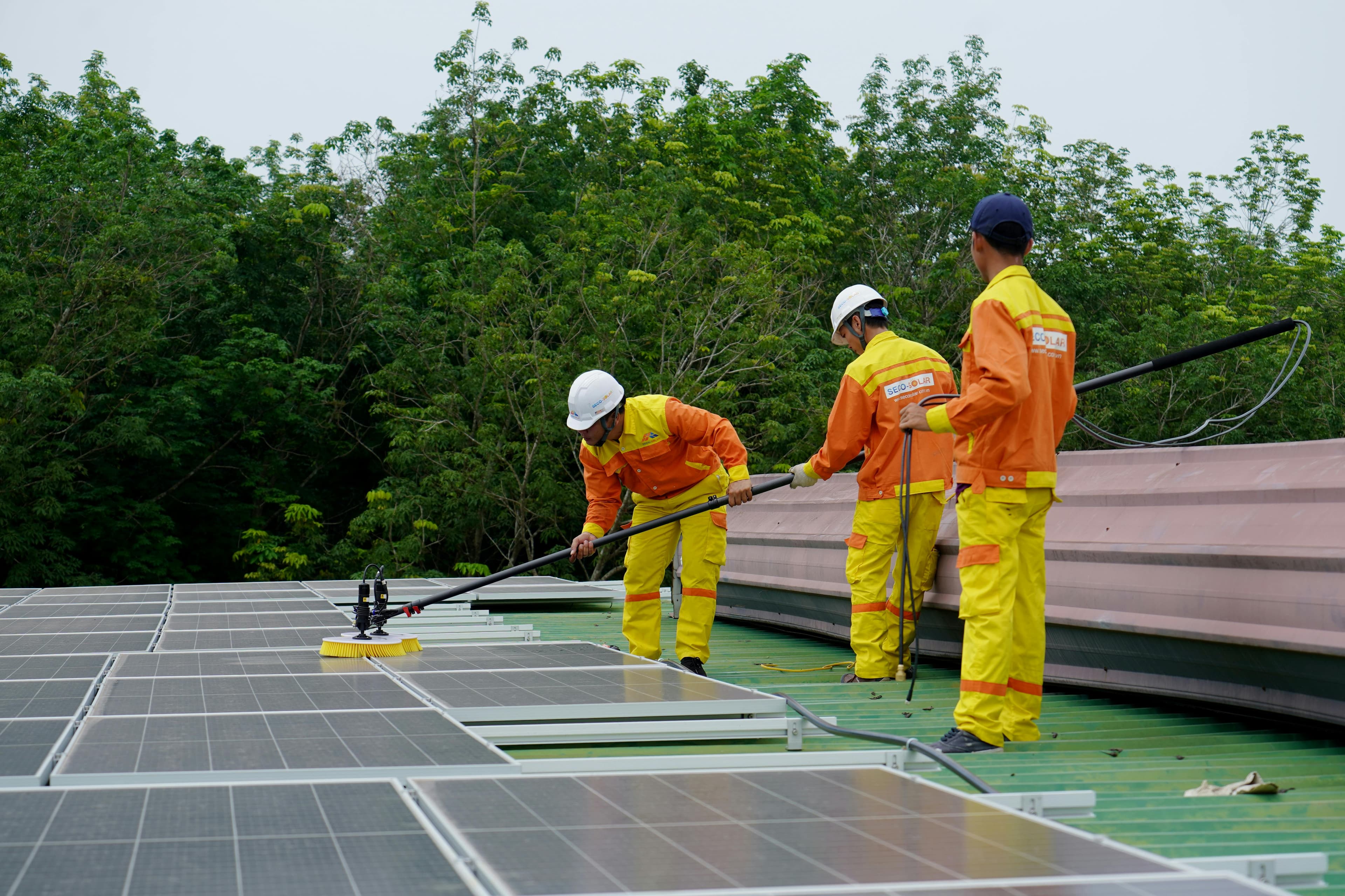 PV module manufacturing and cell cleaning on production lines